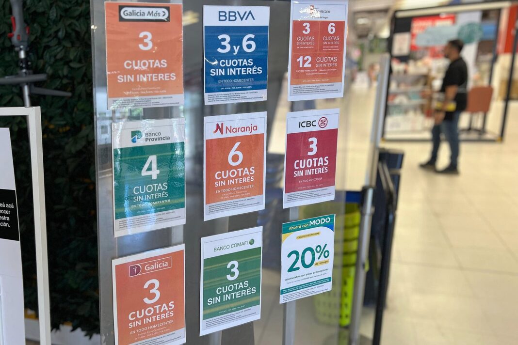 Gráfico de evolución de la mora y el stock de créditos a las familias en Argentina