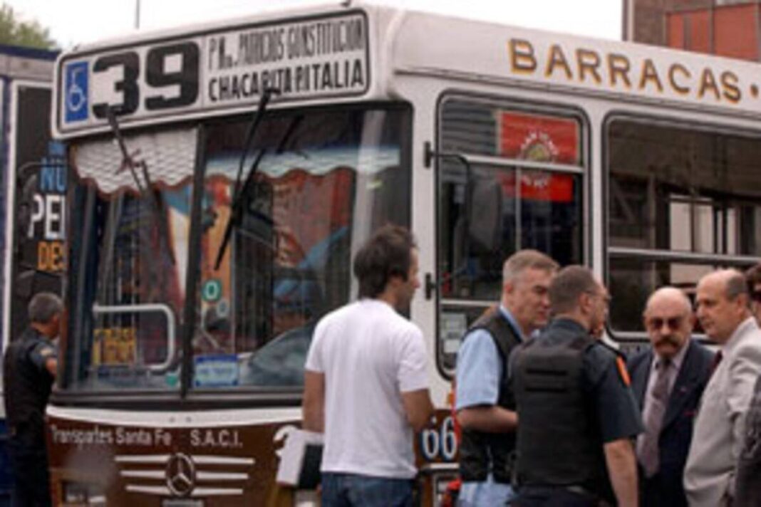 Colectivo de la línea 39 en la calle de Constitución