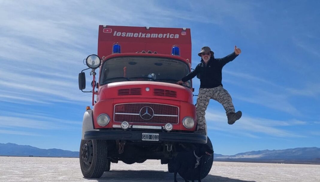 Pablo Mel junto a su camión autobomba convertido en motorhome