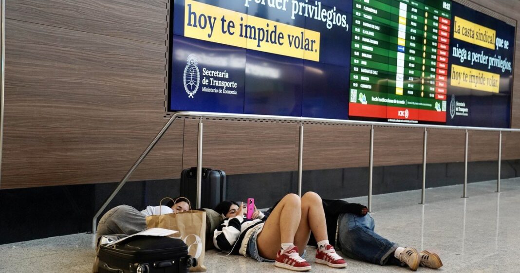 Pasajeros en aeropuerto argentino