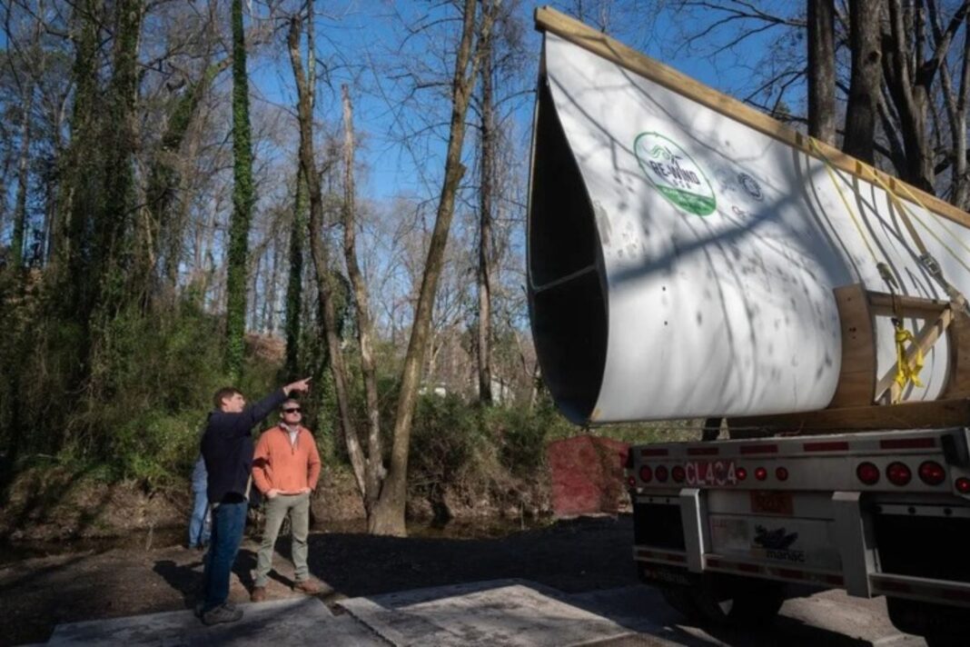 Puente peatonal construido con una pala de aerogenerador reutilizada en Beaverbrook Park, Atlanta