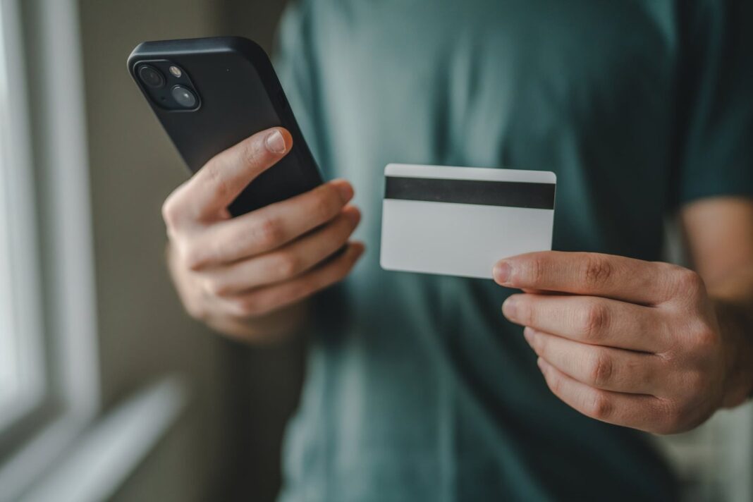 Persona usando un teléfono móvil con una aplicación de crédito digital