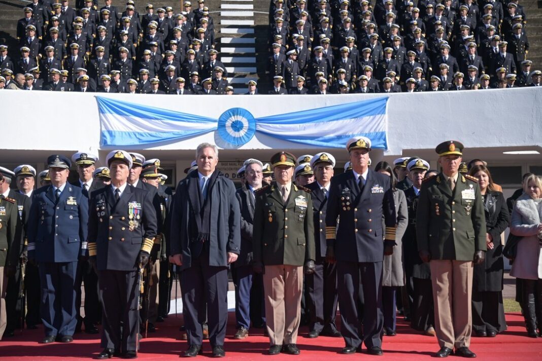 Autoridades nacionales y provinciales durante la recorrida por el predio de la Base Naval Integrada en Tierra del Fuego