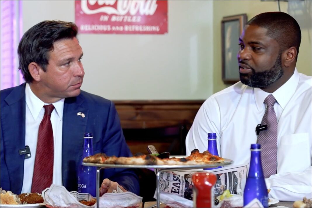 Ron DeSantis y Byron Donalds en el restaurante The Violet Stone