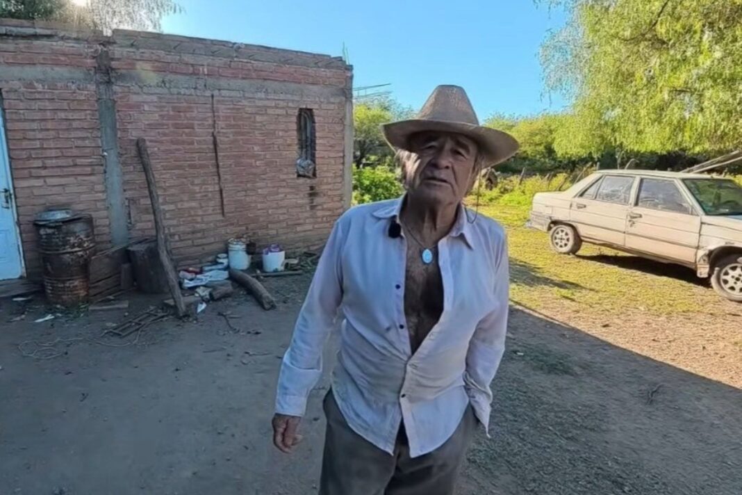 Santos Becerra, de 67 años, en su entorno rural en el departamento San Javier, Córdoba