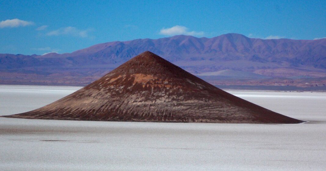 Paisaje de la Puna argentina con formaciones rocosas