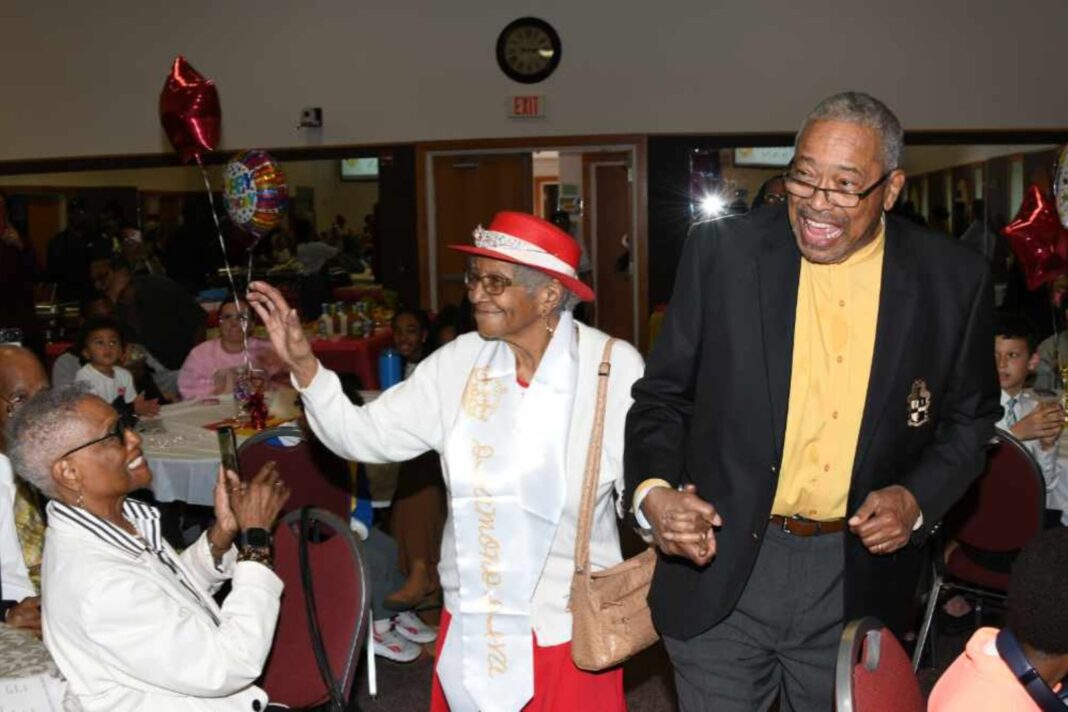Susan Young Browne, de 108 años, sonríe mientras sostiene su licencia de conducir renovada