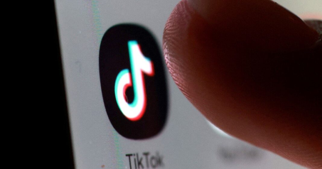 Logotipo de TikTok en un teléfono inteligente