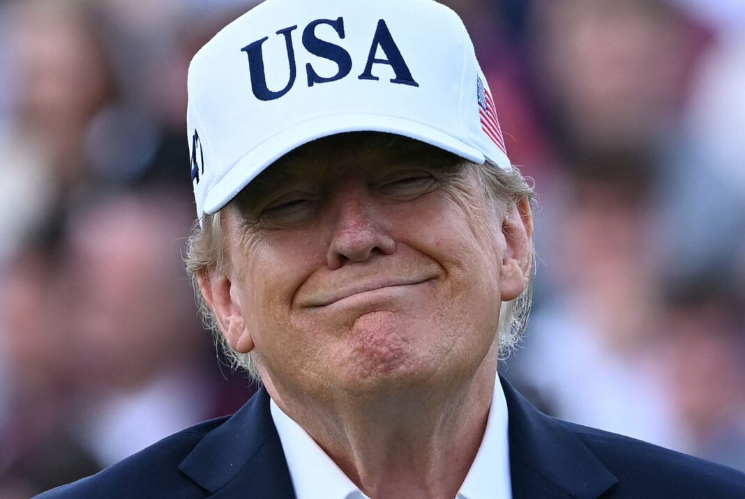 Donald Trump hablando con periodistas durante su viaje a Irlanda