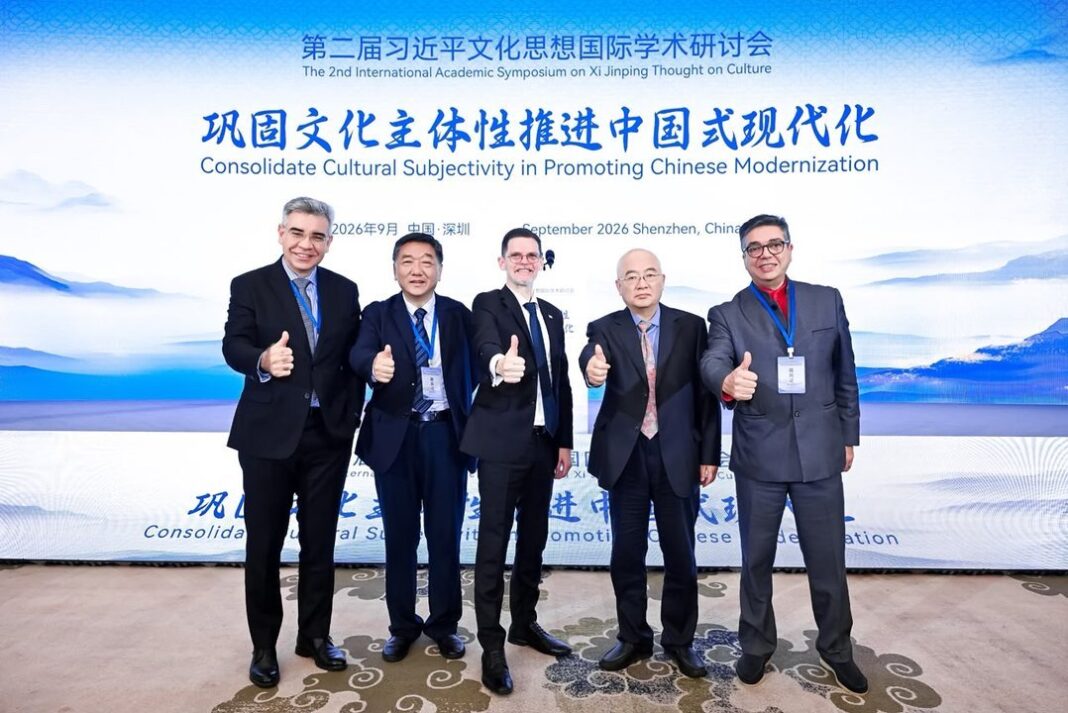 Sabino Vaca Narvaja durante su exposición en el Simposio Académico Internacional sobre el Pensamiento de Xi Jinping en Shenzhen