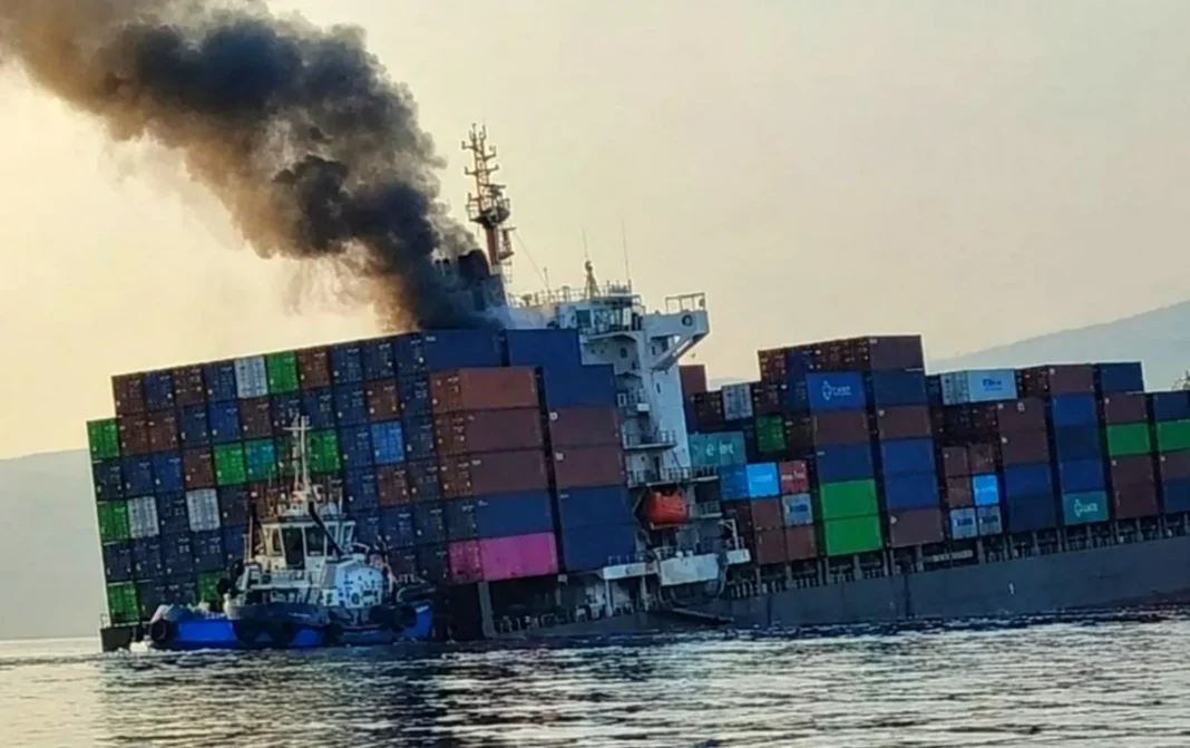 Buque portacontenedores navegando en el estrecho de Ormuz