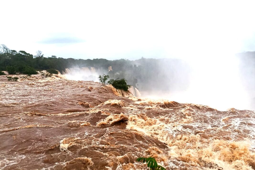 Vista de las Cataratas del Iguazú con caudal elevado por las lluvias