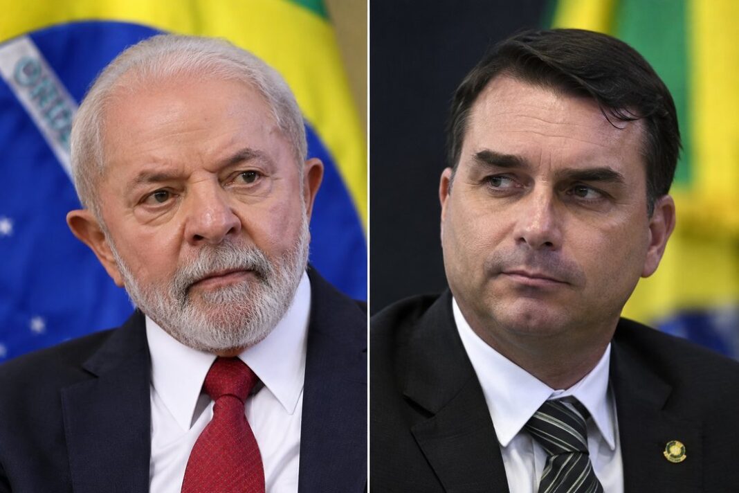 Flávio Bolsonaro saluda a seguidores tras conocerse los resultados de la primera vuelta electoral en Brasil