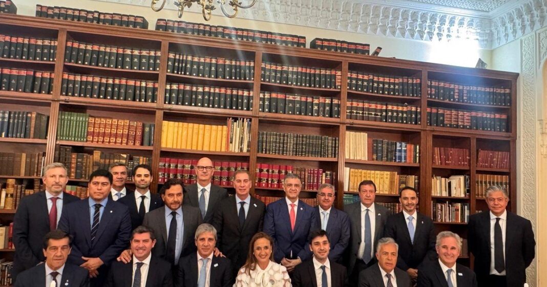 Reunión de gobernadores y funcionarios en París
