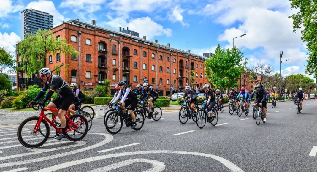 Ciclistas compitiendo en el Gran Fondo Buenos Aires