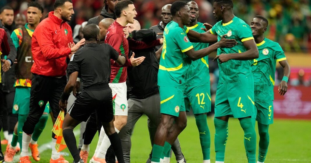 Jugadores de Senegal y Marruecos durante la final de la Copa Africana de Naciones 2025 en Rabat
