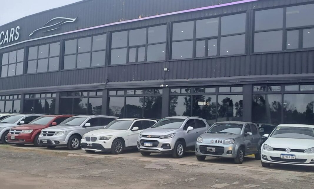 Autos usados en venta en un predio del Gran Buenos Aires